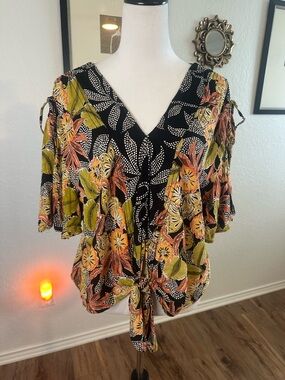 Lola P. Tie Front Floral Bohemian Top ✨